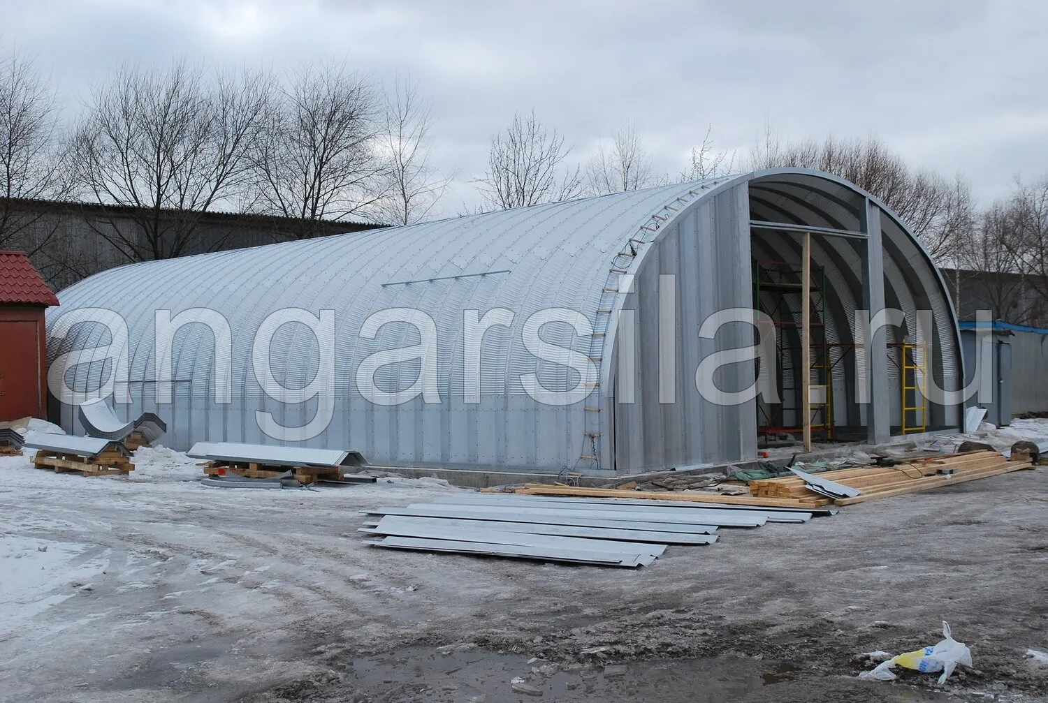 картинка-ссылка на статью: Какой ангар подходит для хранения техники в Приобье?
